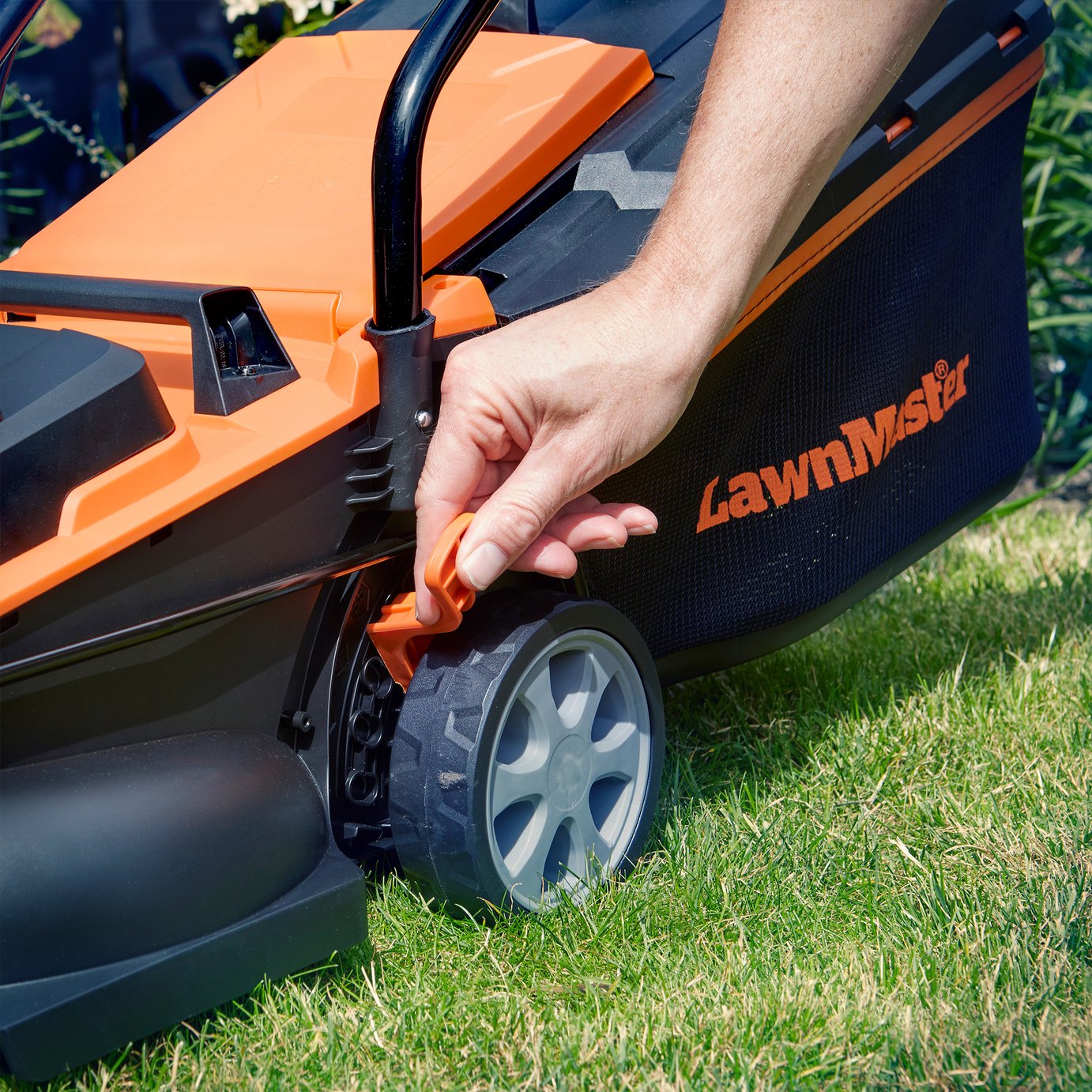 LawnMaster 32cm Cordless Rotary Lawnmower - 24V — view 4