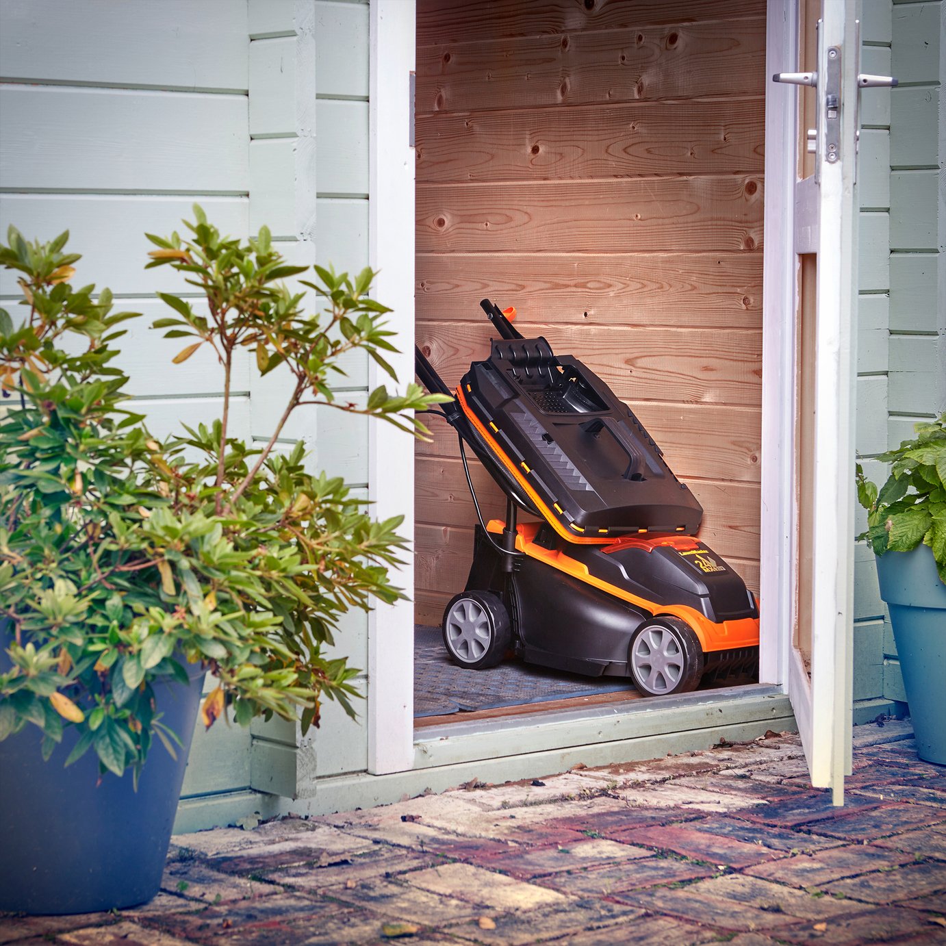 LawnMaster 32cm Cordless Rotary Lawnmower - 24V — view 9