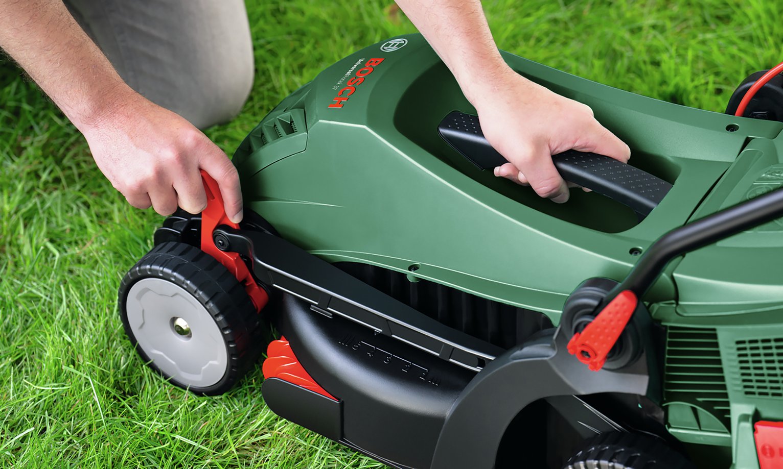 Bosch UniversalRotak 37cm Corded Lawnmower — view 3