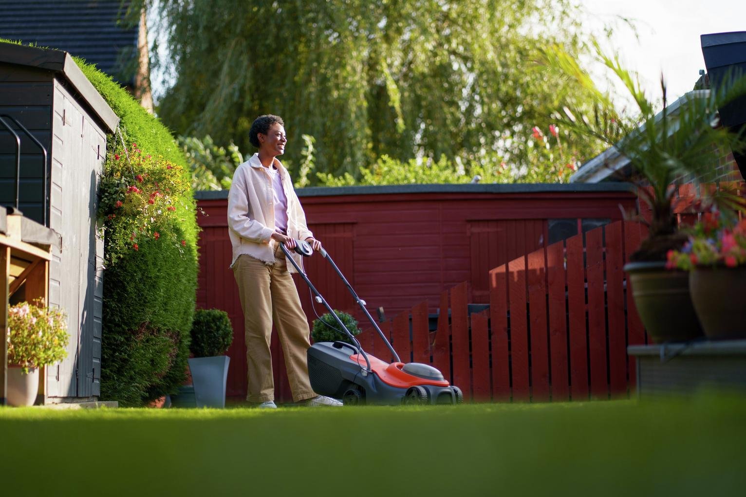 Flymo SimpliMow 320 32cm Cordless Wheeled Lawnmower - 18V — view 9
