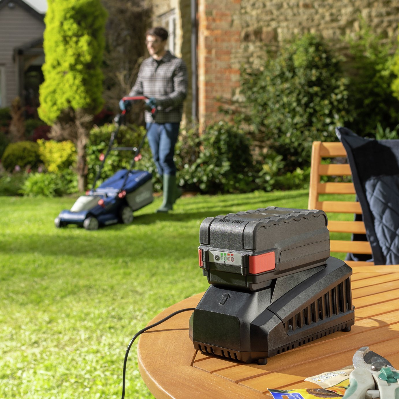 Spear & Jackson 37cm Cordless Rotary Lawnmower - 36V — view 15