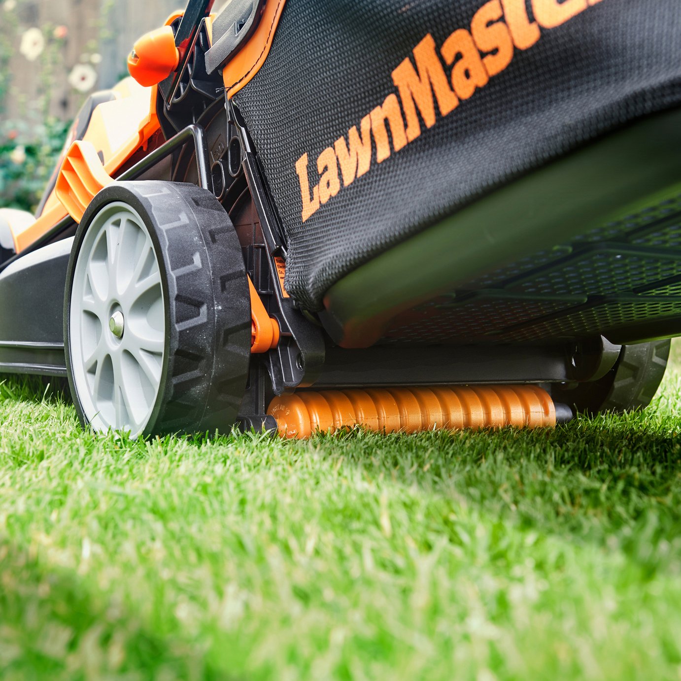 LawnMaster 34cm Cordless Rotary Lawnmower - 24V — view 6