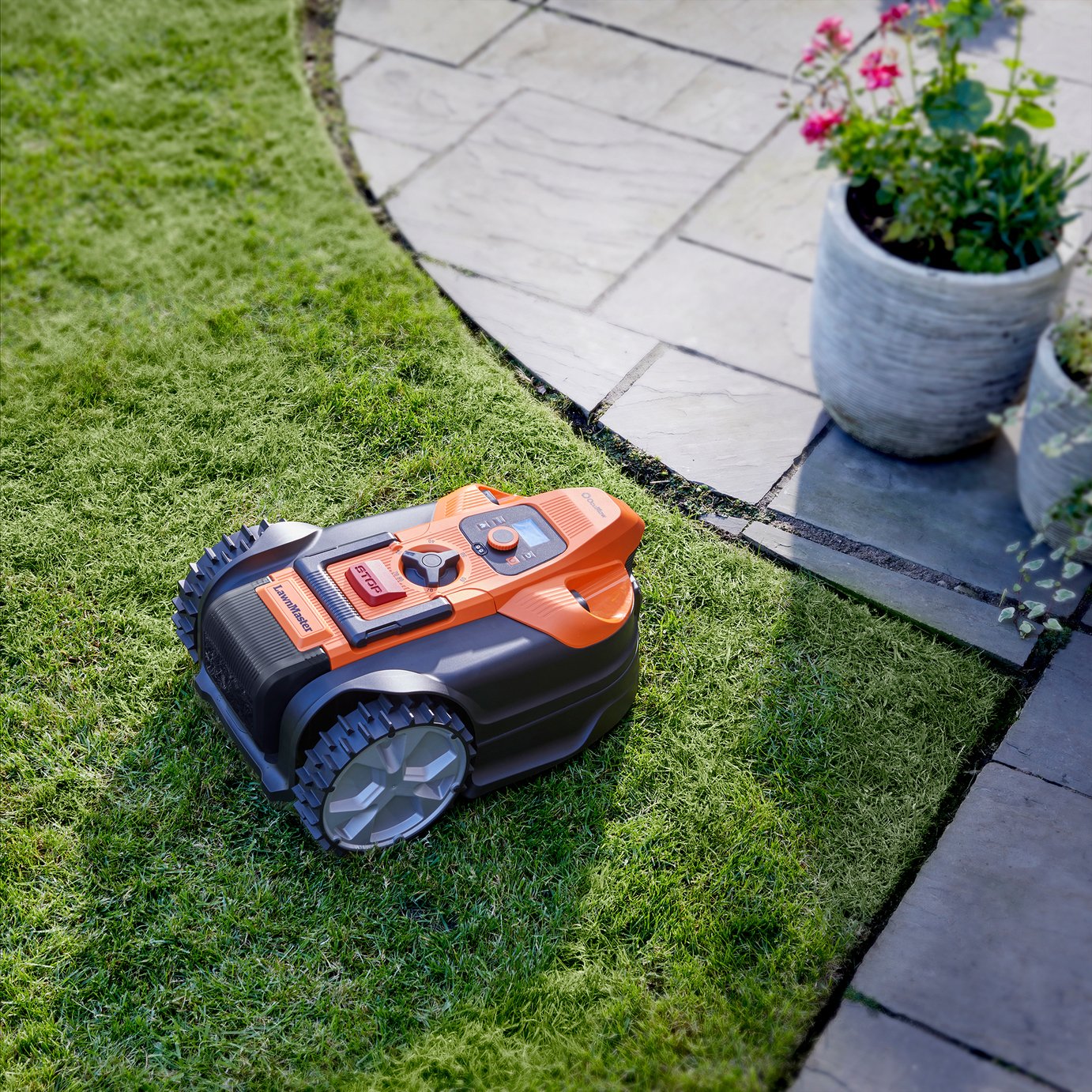 LawnMaster OcuMow 18cm Robotic Lawnmower with Docking Station - 24V — view 13