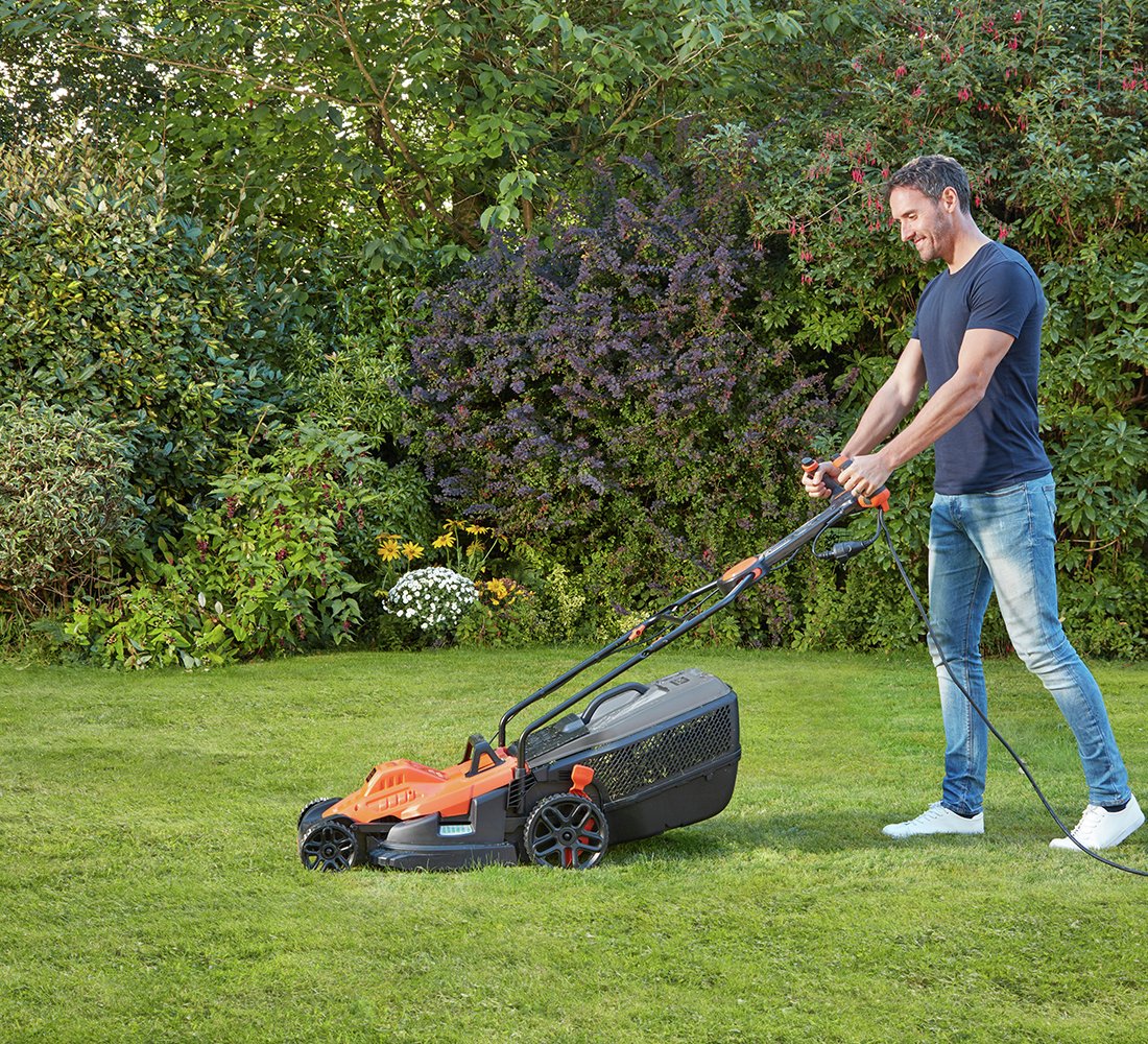 Black + Decker EasySteer 42cm Corded Rotary Lawnmower -1800W — view 3