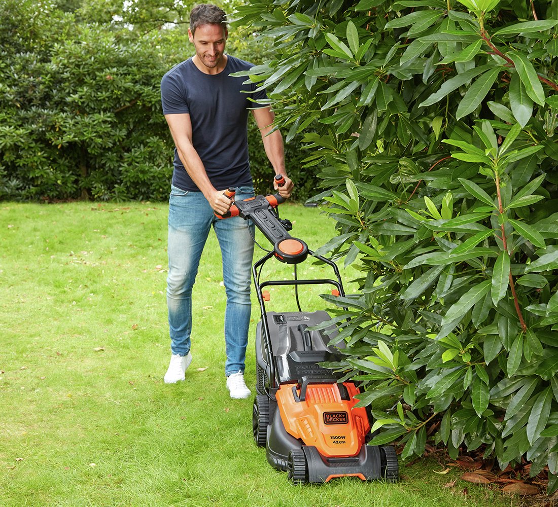 Black + Decker EasySteer 42cm Corded Rotary Lawnmower -1800W — view 5