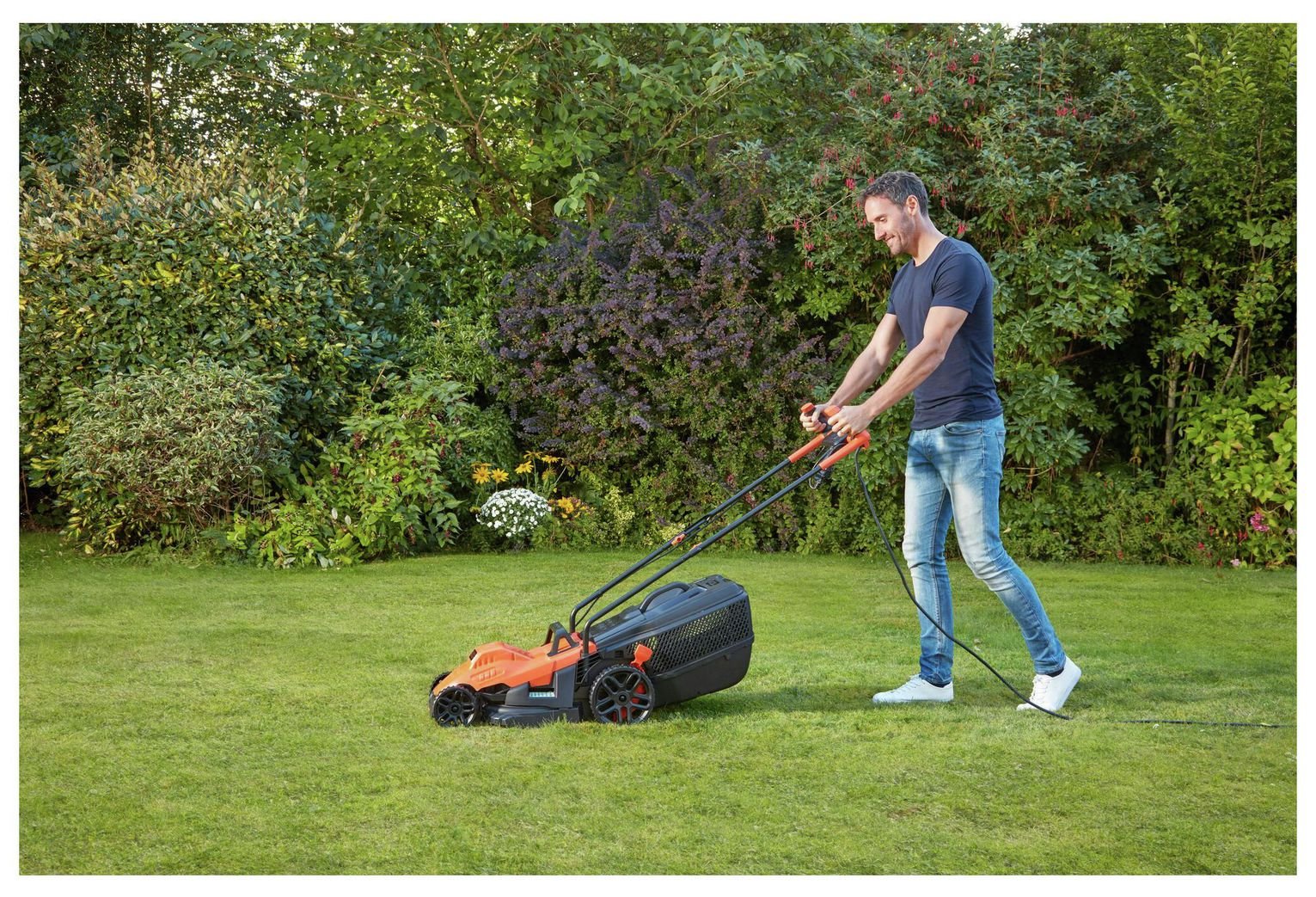Black + Decker 34cm Corded Rotary Lawnmower - 1400W — view 5